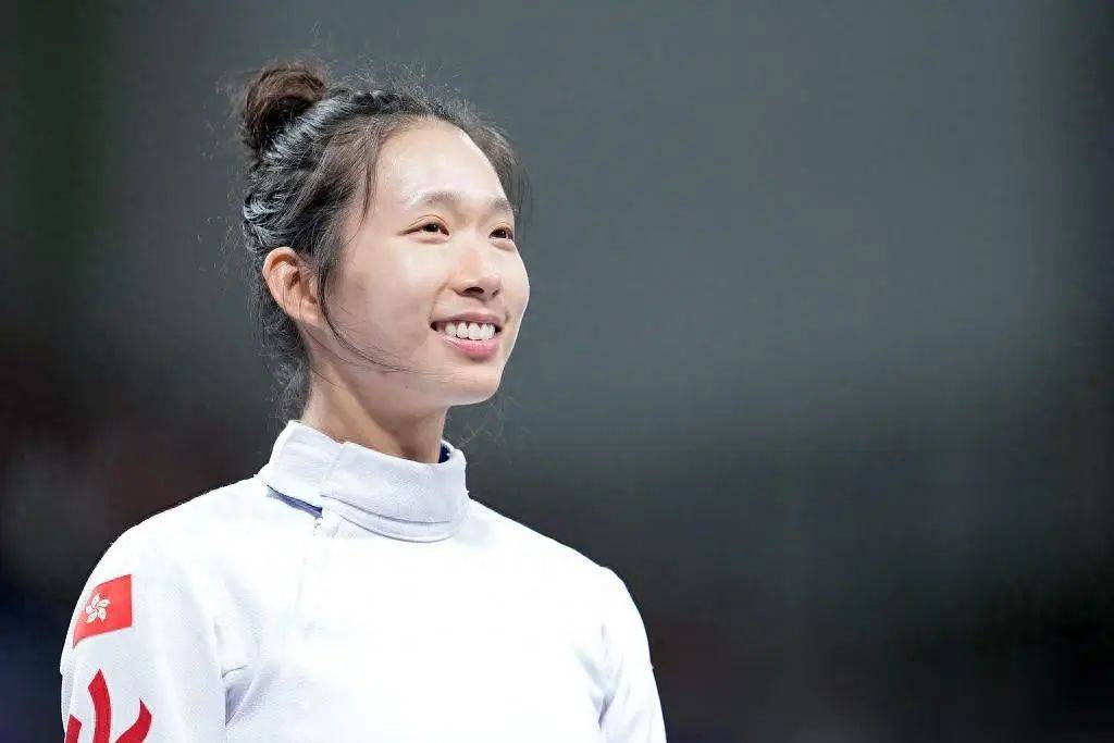 韩国击剑选手金旻恩夺得女子佩剑冠军