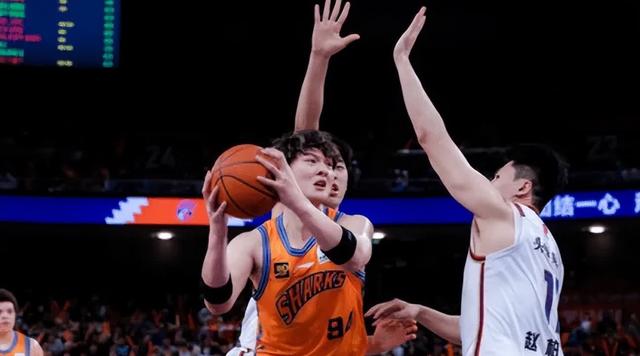 林崴31分同曦不敌广东李弘权26分上海胜四川的简单介绍
