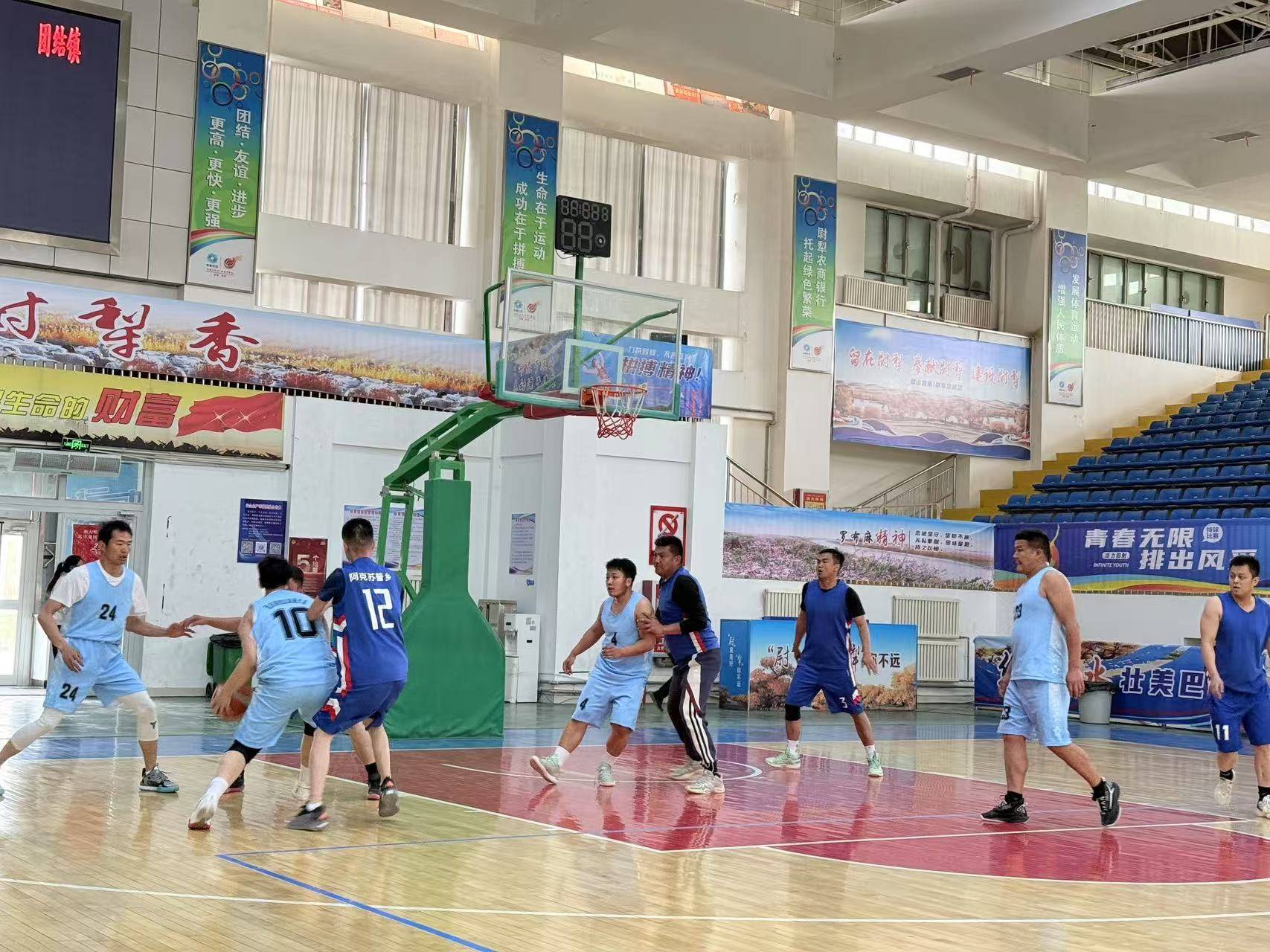 四世同堂共观赛新疆乡村篮球这样玩