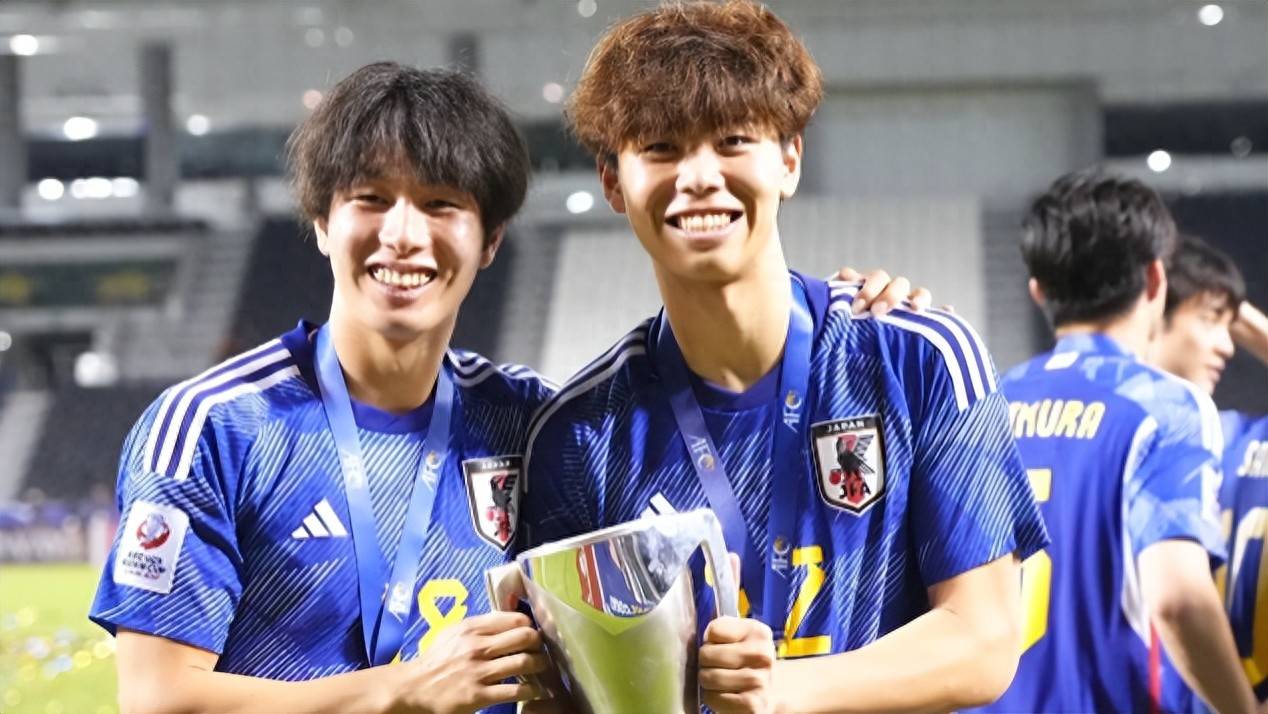 包含日本足球10亿先生！20岁天才后卫登陆热刺！仅用3年从高中到英超的词条