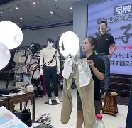 狗头萝莉转型为店铺老板，红色连衣裙展现完美身材，网友：成功洗白了的简单介绍